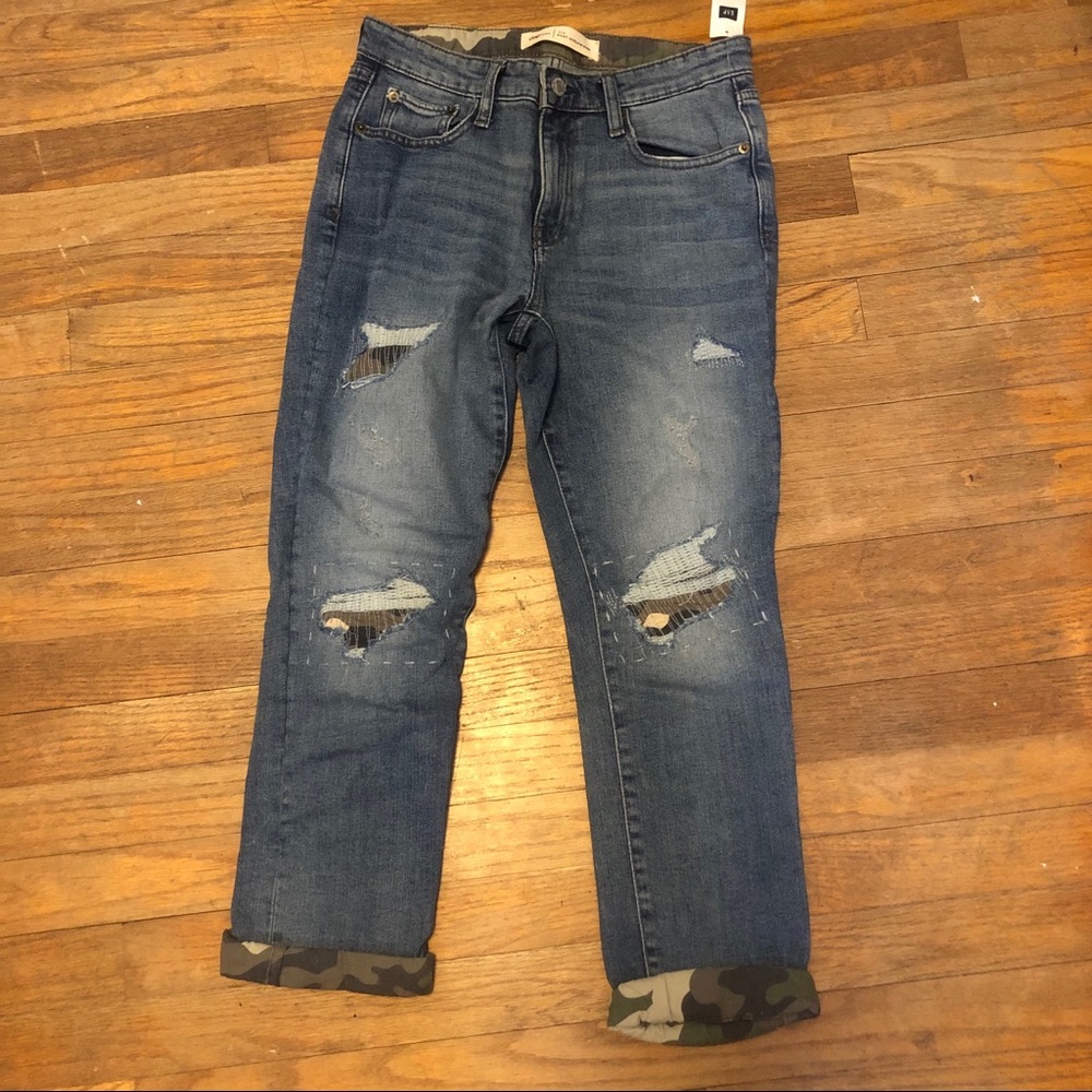 Camo and light blue girlfriend jeans! 😍